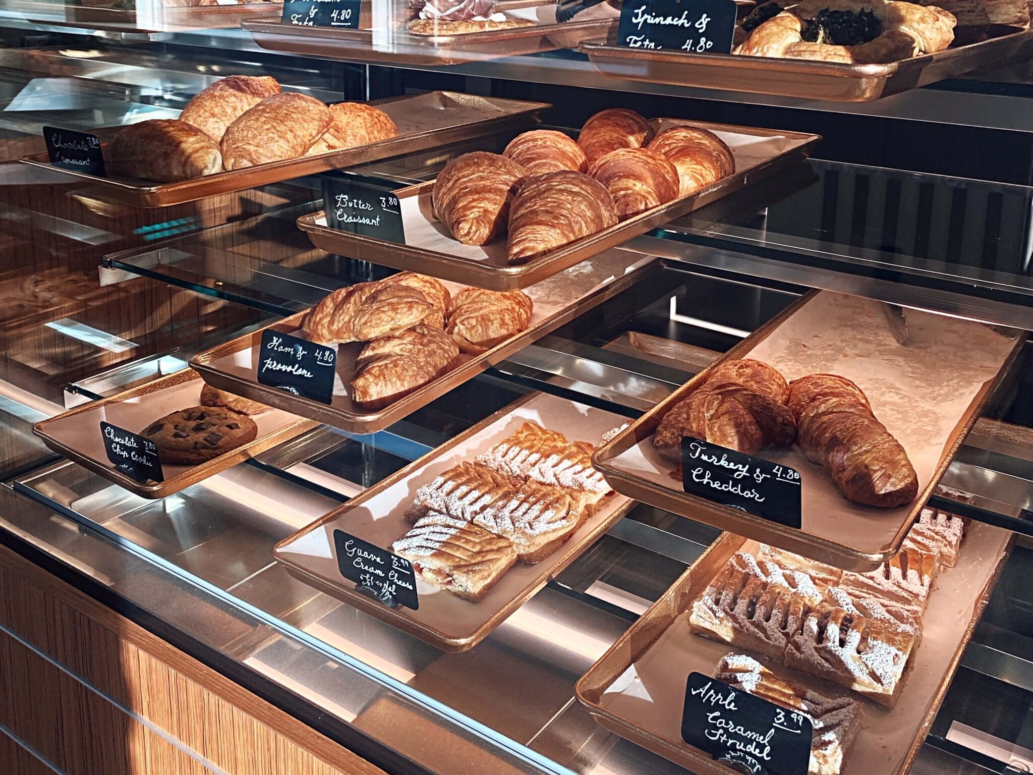 A bakery display case filled with lots of pastries
