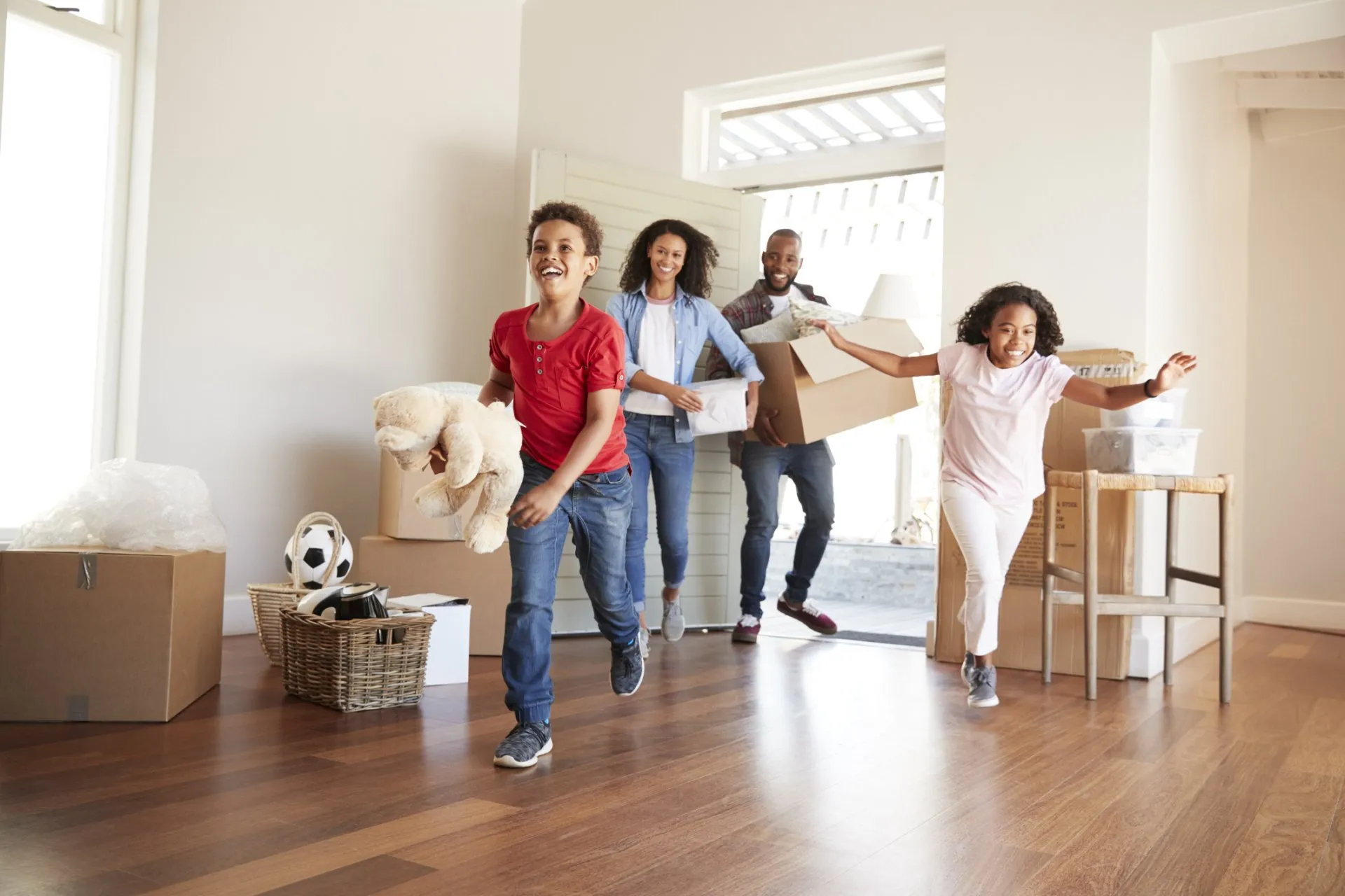 Happy Family moving with Simple Moves St. Louis