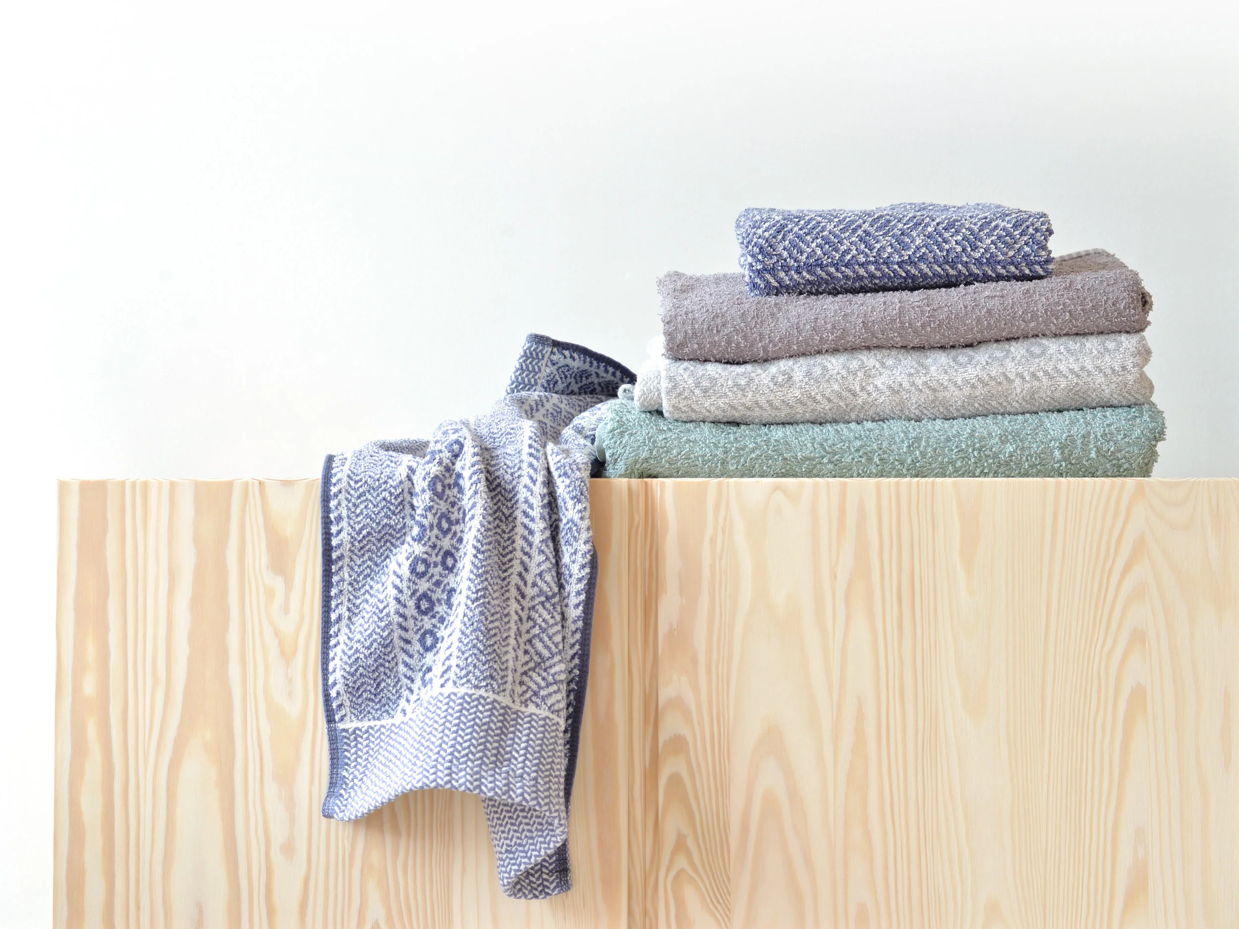 Wash and fold laundry service